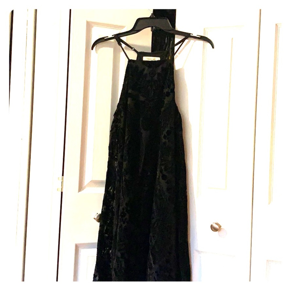 Black mini dress. Embroidered floral pattern.
